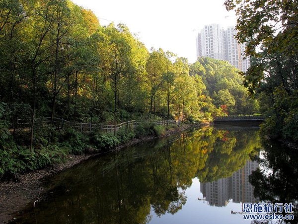 湖北恩施旅游的最佳体验：奔跑在凤凰山上